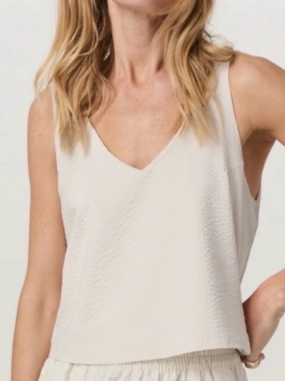 Vuori V-Neck Textured Tank in Color Milkweed